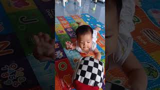 tập bò, nằm sấp trườn với tay lấy đồ vật(6m10d)