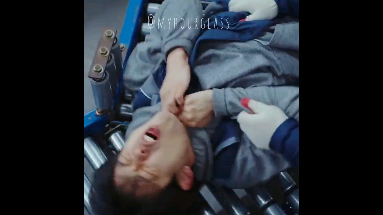 He was strangling himself 😱 