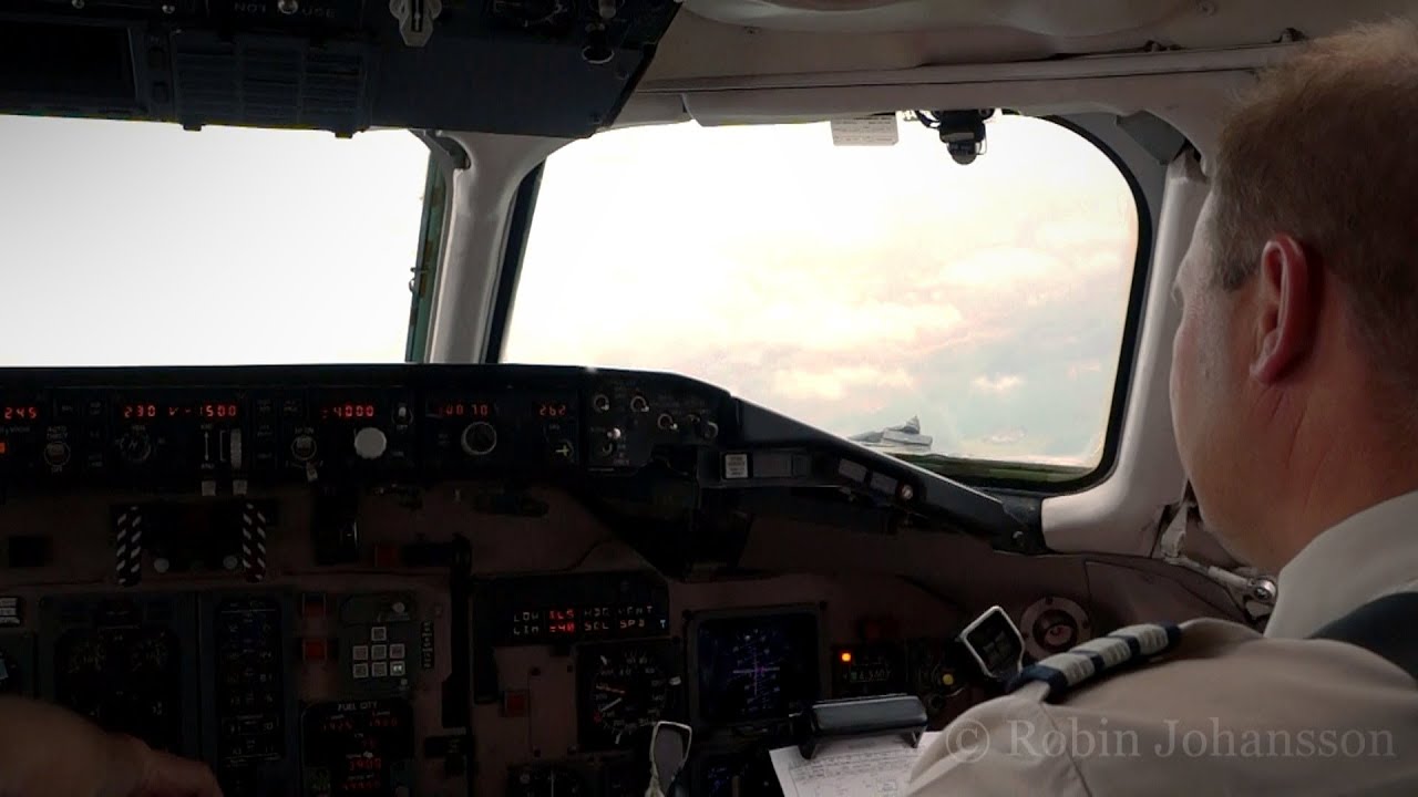 Scandinavian Airlines - McDonnell Douglas MD-82 Landing @ Munich Franz Josef Strauss (Cockpit View)