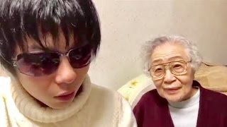 91歳のおばあちゃんと一緒に新年の挨拶をする男。