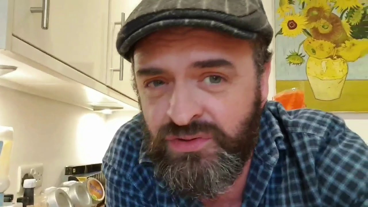 Bongo Zozo akiwa anachochea makande kusutwa na Mama Jessica na kutomwogopa Hamida