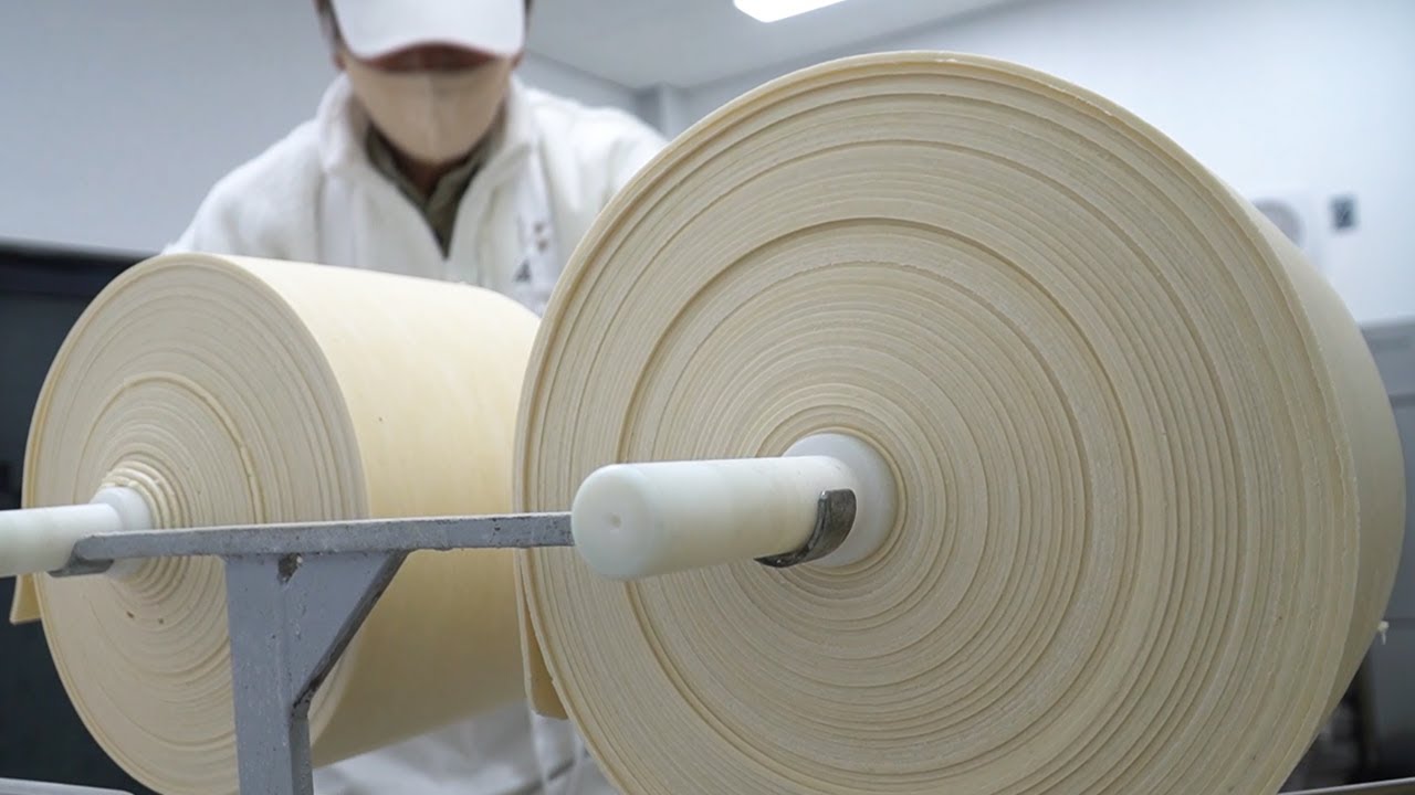 Пара, которая готовит свежую лапшу уже 40 лет / Корейская уличная еда