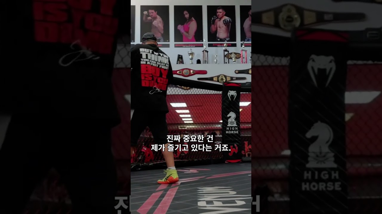 지금껏 본적 없는 새로운 캐릭터 조쉬 호킷🤣 #UFCWhiteHouse