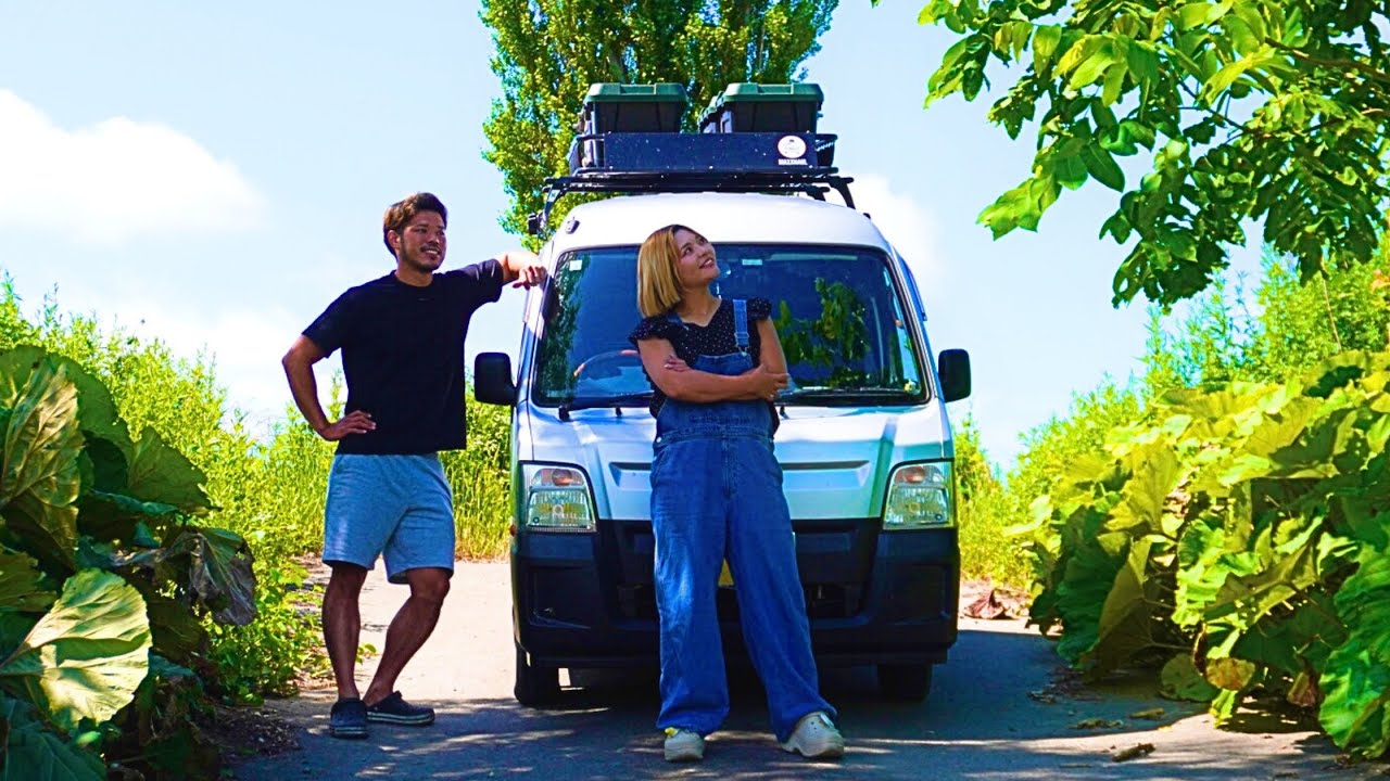 小さな軽バンで暮らす夫婦。日本の最東端を目指して車中泊旅。