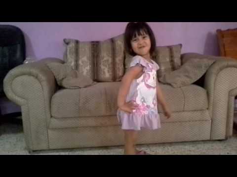 Niña bailando