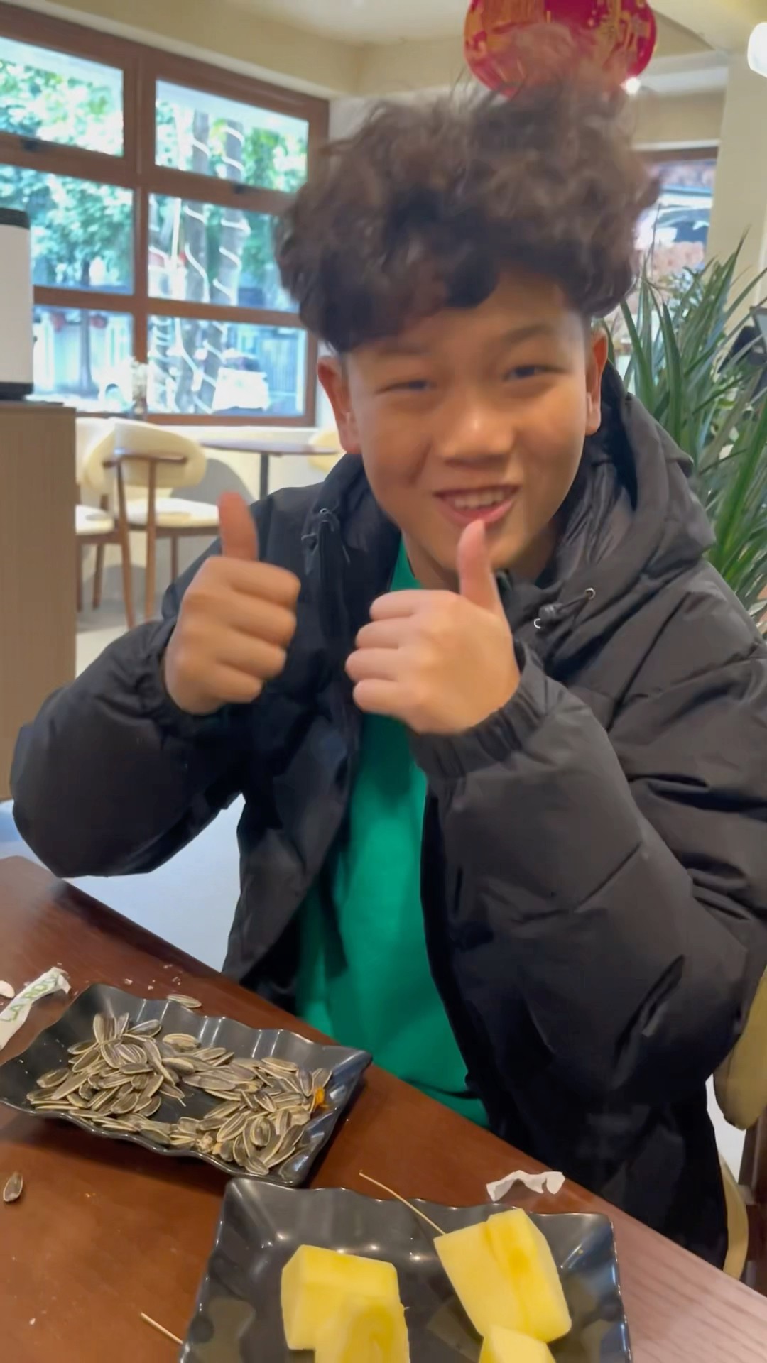 (Golf familyVN) chỉ là hạt hướng dương thôi mà ngon thế ?#funny #handsomeboy #shorts