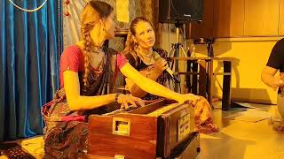 Nrisinga Pranam. Bhaktin Navina Radharani.