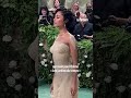 Au met gala tyla na pas pu monter les marches on vous explique pourquoi