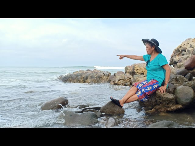 My Wife,Enjoying and Relaxing the Real Sound of the Ocean,and Big Waves. class=