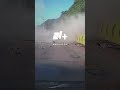 Roca cae de montaña y golpea auto en movimiento en China