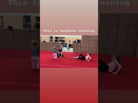 Teagan croft brincando