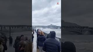 Download Lagu Een vliegtuig maakt een noodlanding op de rivieroever! MP3