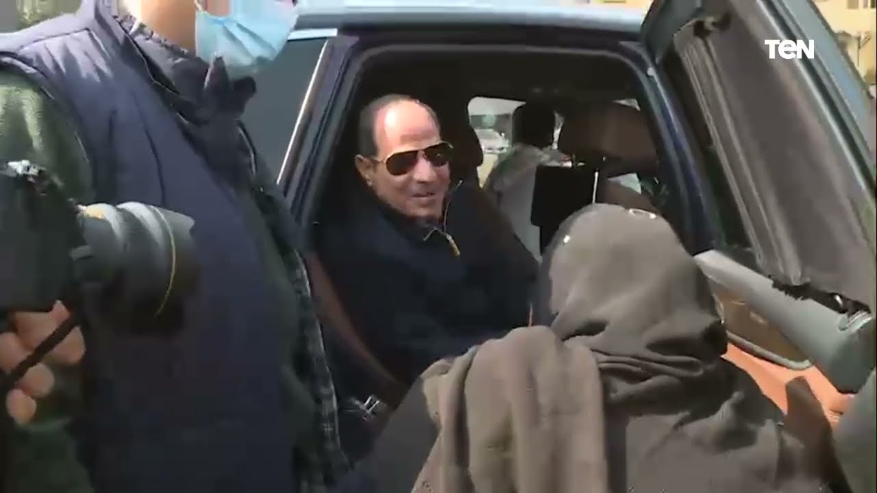 لفتة إنسانية.. سيدة تستوقف الرئيس السيسي بالدموع لعلاجها ليستجيب لها ويوجه بنقلها فورا للمستشفى