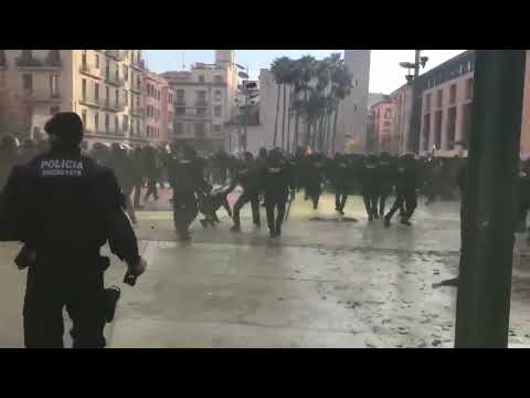 Els Mossos carreguen a Girona contra els manifestants de la Plataforma Antifeixista