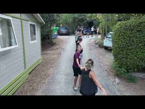 Video-thumbnail van Camping L