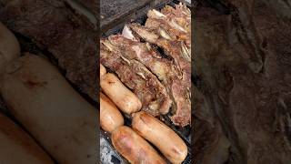 ¡Lleguen temprano! 🥩 Banderita, choris y el kumánda 🤪. 🔥 #Asado #Paraguay #Humor #Shorts
