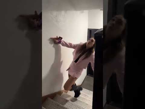 типичные пьяные девушки в подъезде