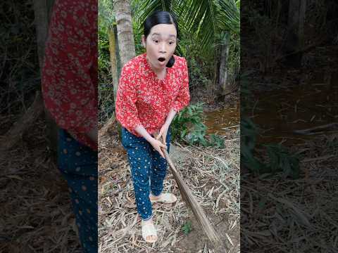 #clowntieumuoi So Funny 😂🤣 She was sweeping leaves when she saw a funny scene of picking coconuts