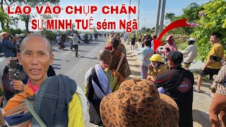 Sư Minh Tuệ Xem Té vì bị Thiếu Nữ áo vàng Bất Chấp Lao Vào Chụp