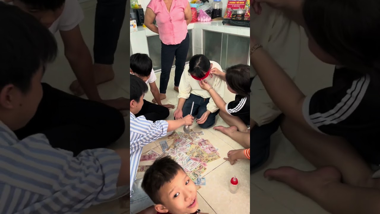 Bà ngoại chỉ cách xúc tiền lì xì 