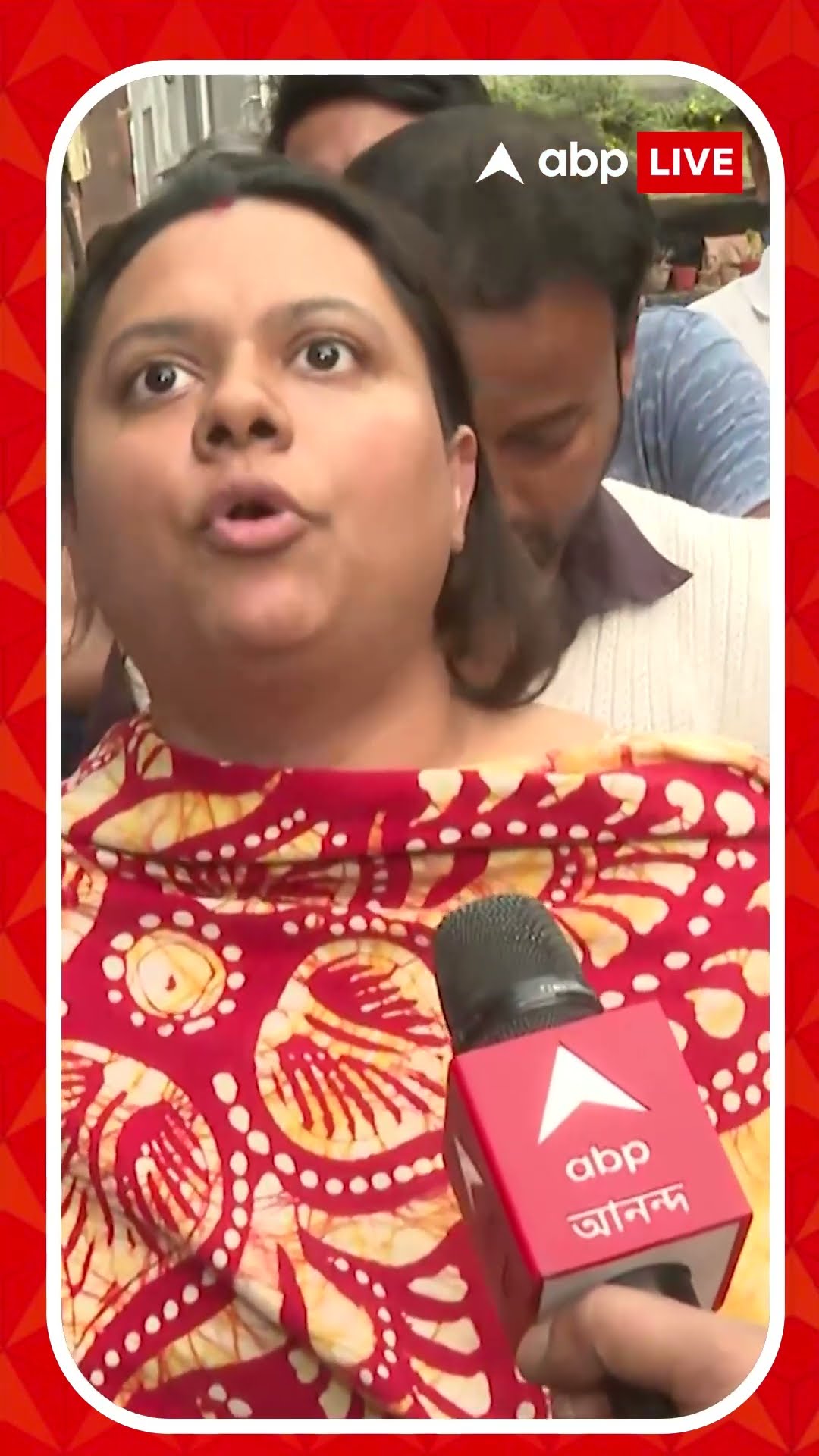 বাঘাযতীনে হঠাৎ হেলে পড়ল নতুন বহুতল! পিছনে প্রোমোটারের গাফিলতি ? কী বলছেন বাসিন্দা ?