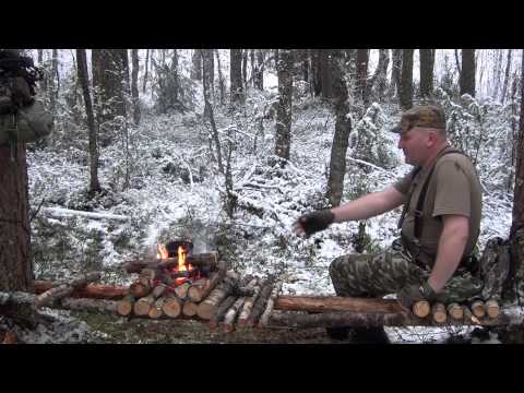 Костер в лесу. Курсы выживания. Сырой лес.