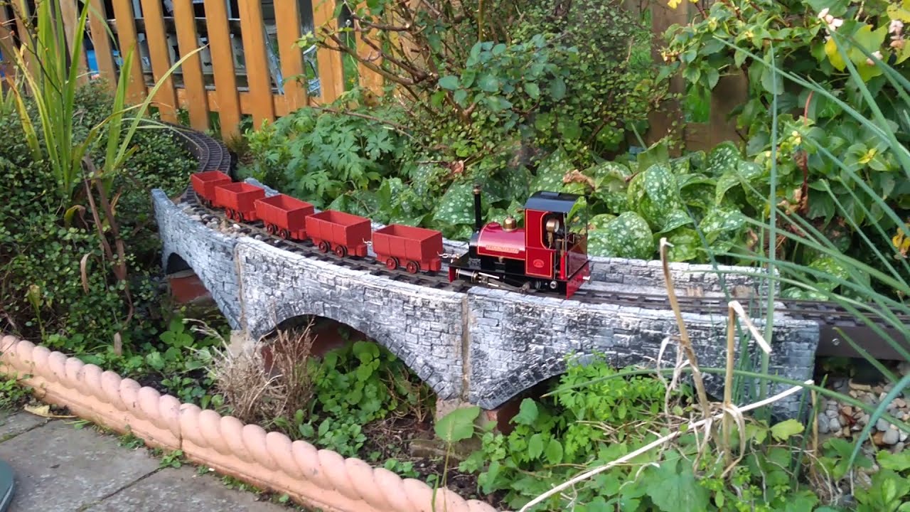 Finescale Peckett 'Leamington Spa' on a slow run round the Neston Light Railway.
