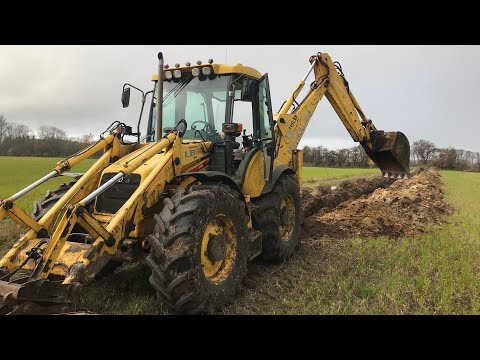 (Livet som fritids traktorfører) ned gravning af rør med New Holland rendegraver