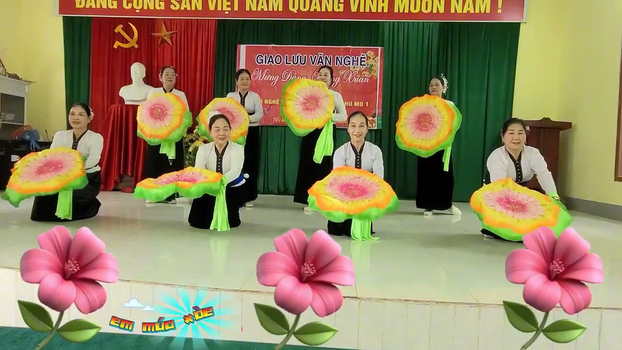 Phụ nữ Tiểu khu Phố múa giao lưu văn nghệ vui xuân năm mới 2026.