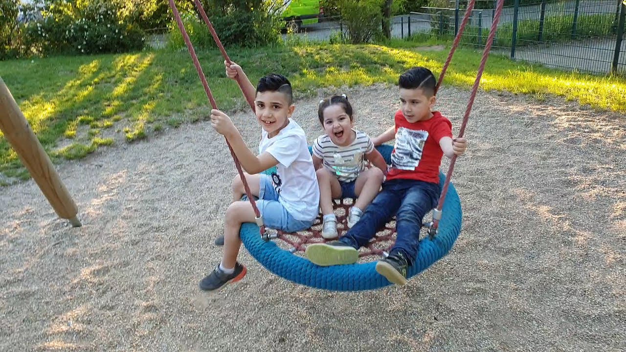 Fun Playground for Kids  Slide and Swing اللعب بالأرجوحة وتحدي الزحليقة زين وتيم #ألعاب