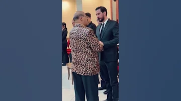 كعادته الفنان السوري احمد رافع يرتدي نقشة جلد النمر خلال تقديم واجب العزاء بوالد زميله ميلاد يوسف 
