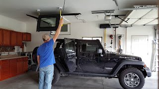 Concealed Jeep hardtop lift with electric hoist