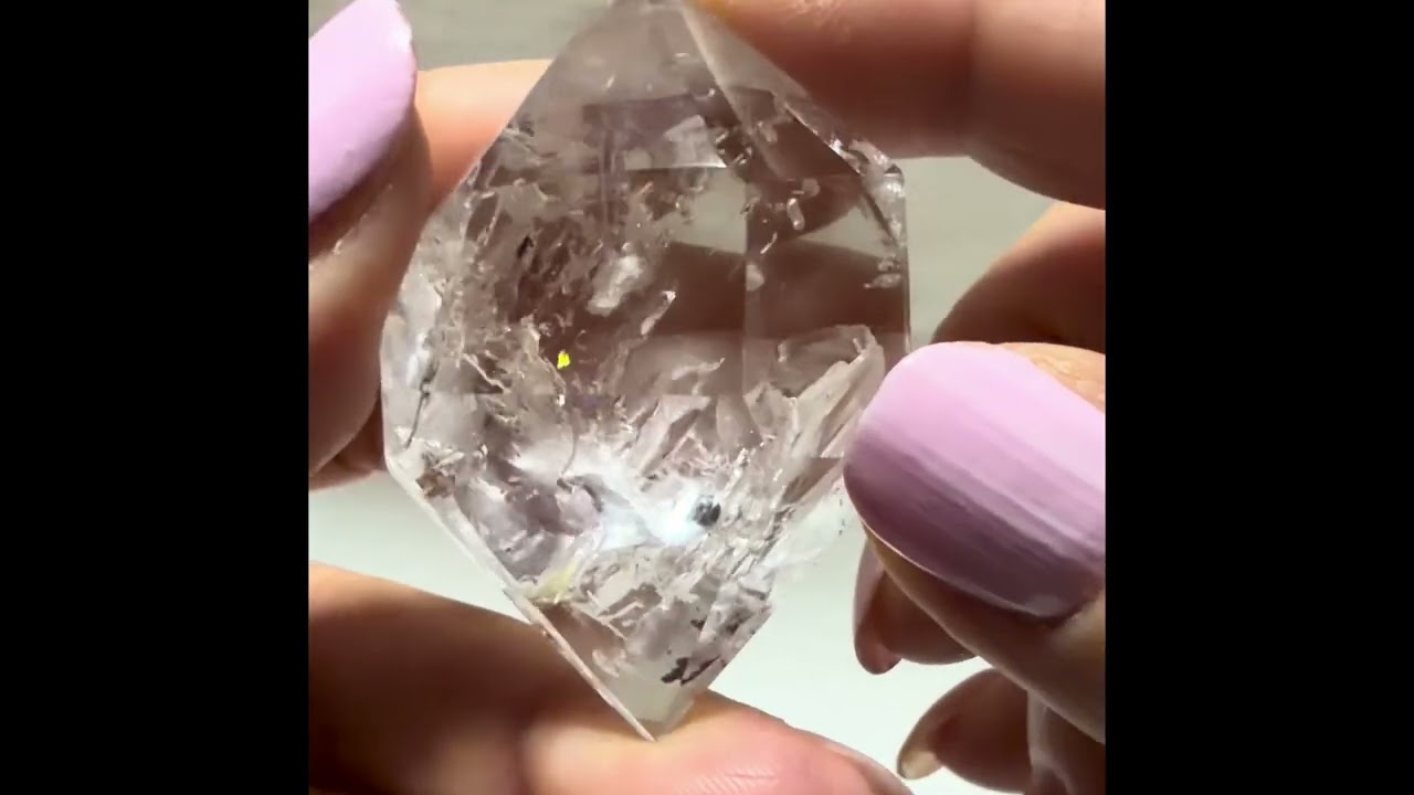 f5.f8、前半はドラゴンのように成長したエレスチャル水入り水晶、後半は雨のように降る流砂のエレスチャル水入り水晶