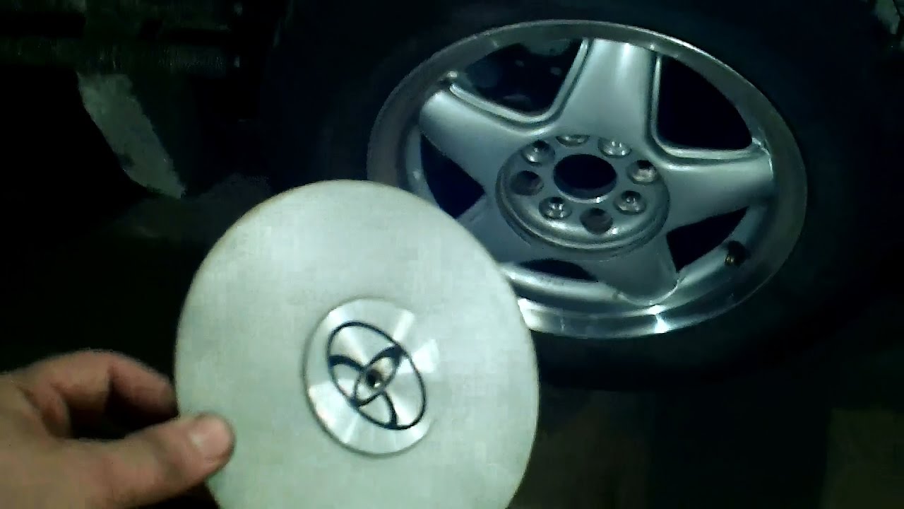 Как снять колпаки с дисков