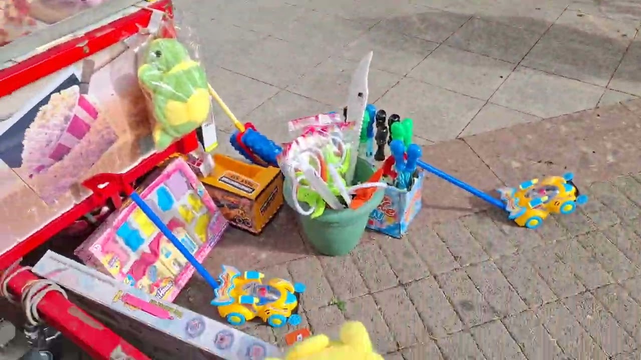 THE CUTTING OF THE GIANT NEW YEAR'S CAKE IN KALAMATA SQUARE FOR THE NEW YEAR 2026  GREECE 🇬🇷 