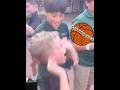 Kid gets Tyler Herro's autograph/GURU_BASKETBALL_KIERO says....