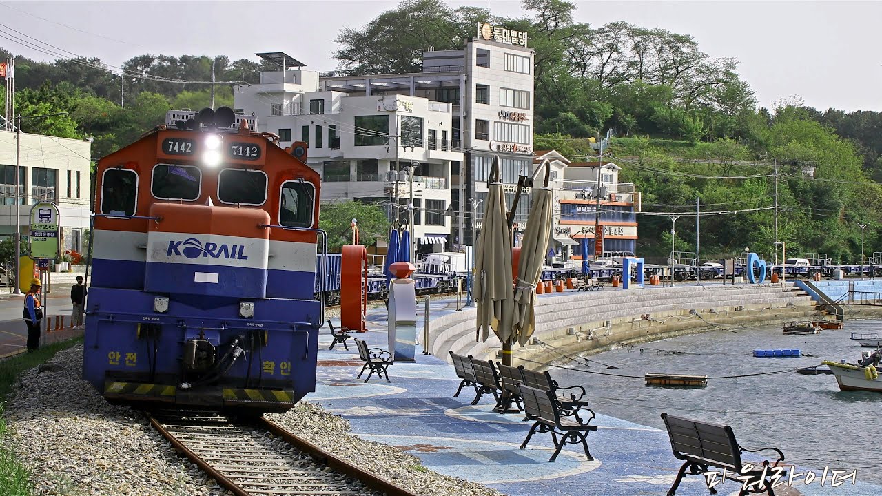 바다 옆 철길을 지나던 화물열차. 진해 행암철길마을. 진해 행암선&사비선. 본무 DEL7442, 보기 DEL7514 . 진해 행암 기찻길 폐선로 아닙니다!