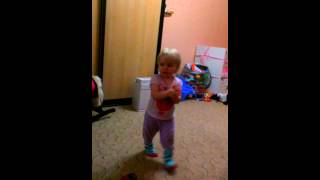 Дочка танцует под бразильскую музыку 1,5 года