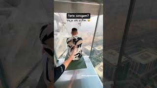 Escorrega de vidro a 219,5m de altura 😮 Só em Dubai: Os corajosos levantem a mão 🙋🏻‍♂️ #Shorts