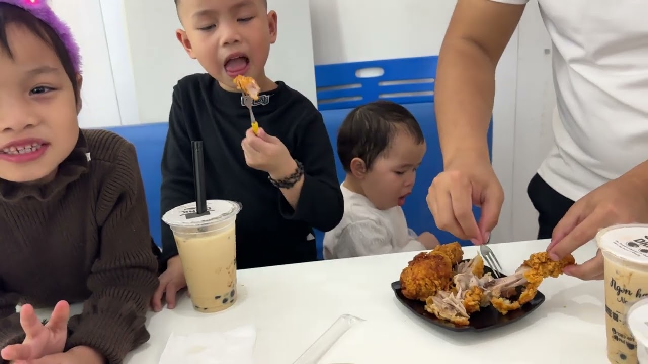 Hoài Anh Dẫn Thối Khắm Đi Ăn Đùi Gà Để Lấy Sức Đi Chơi