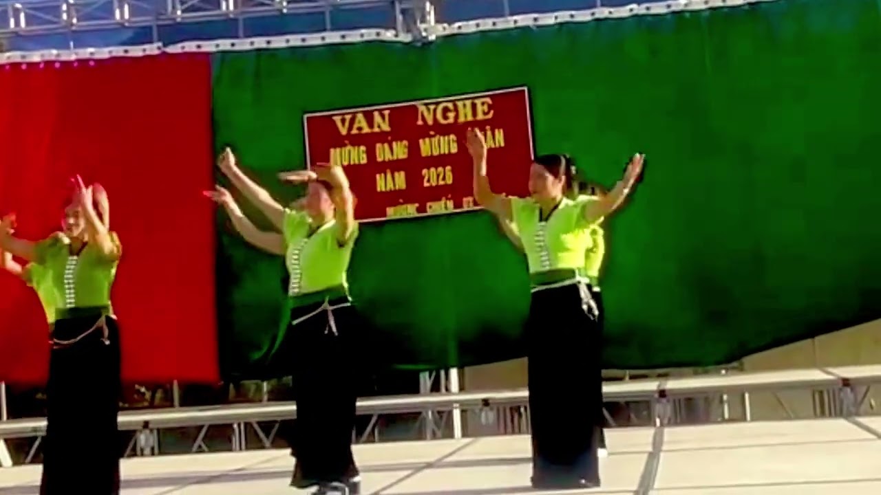 Múa suôn về bản em mừng năm mới tại sân khấu mường chiến một đội Trung nên mcth
