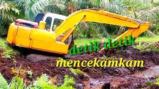 Detik detik excavator tengelam ke lumpur