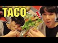 Mi hermano prueba tacos mexicanos por primera vez image