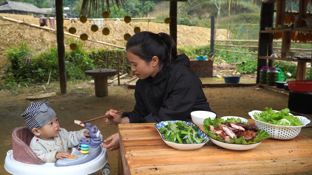 сбор зелени горчицы, приготовление солений и жарка мяса, чтобы поесть с ребенком
