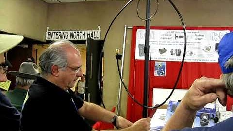 Alex, PY1AHD describes how to use the Alexloop at the W4RT booth at Hamvention 2010