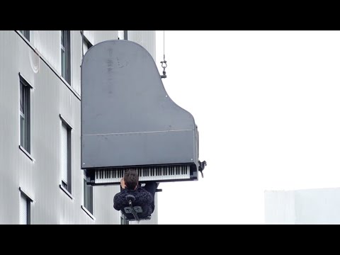 Un músico toca el piano colgado de una grúa a 40 metros de altura