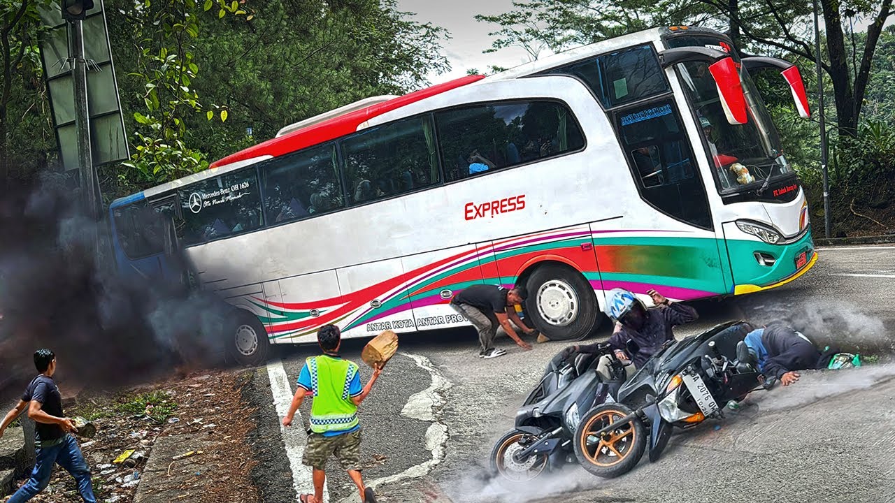 INNALILLAHI !!! DETIK-DETIK PEMOTOR TABRAKAN, Bus Padang Jakarta Gagal Nanjak di Sitinjau Lauik