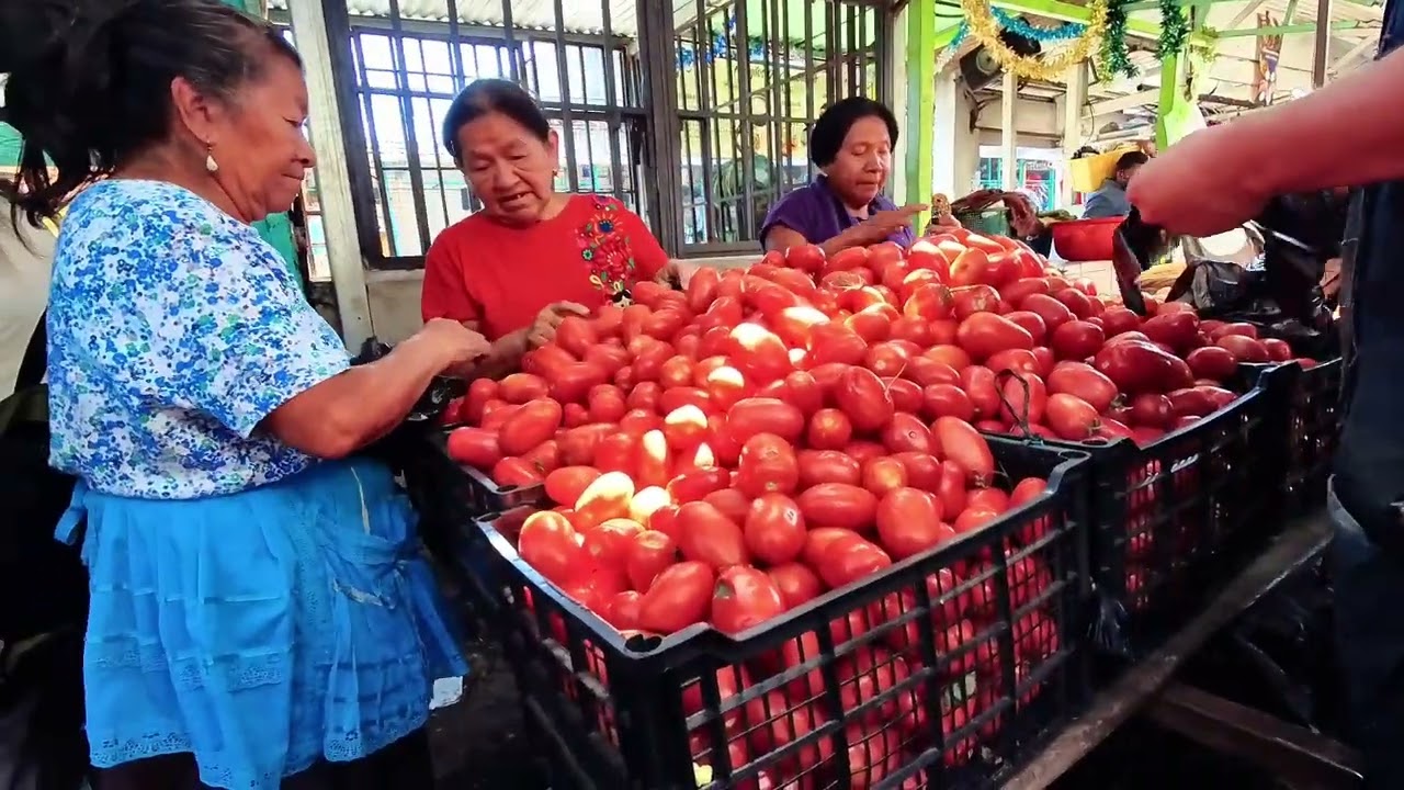 Comprando en el mercado de Belen zona 7 de Mixco Guatemala 
