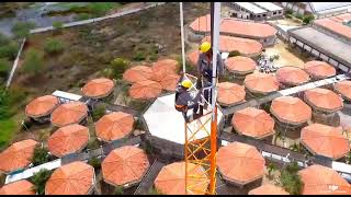 torre autoportante de 60 metros sendo  montada em instituto federal de campina grande.