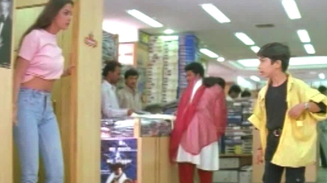 Simran Showing Her Navel To Boy In Shopping Complex   Comedy Kings   Akkineni Nagarjuna Simran